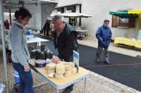 Marcel Meysonnet sur le stand d&#039;Audrey Gazanion, productrice de fromages et de lentilles.