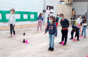 Une initiation au sport boules pour les écoliers de Montfaucon