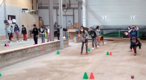 Une initiation au sport boules pour les écoliers de Montfaucon