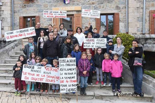 Des parents s&#039;étaient retrouvés mardi dernier devant la mairie pour manifester leur désaccord avec la municipalité.||
