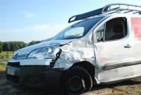 Le conducteur du "Berlingo" a quitté les lieux de l'accident avant l'arrivée des pompiers et des gendarmes.|Le "Berlingo" est venu percuter la Citroën "Xsara Picasso".|||