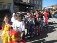Tence : un défilé déguisé des écoliers de Saint-Martin pour Mardi Gras