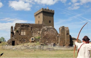 Polignac : un tournoi national d’archerie médiévale samedi et dimanche à la forteresse
