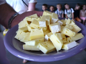 Les maternelles de Grazac visitent la laiterie à Araules
