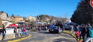 A Saint-Agrève, le public au plus près des voitures et pilotes du Rallye Monte-Carlo historique
