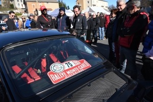 A Saint-Agrève, le public au plus près des voitures et pilotes du Rallye Monte-Carlo historique