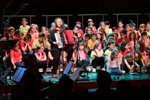 100 écoliers chantent la nature avec Michèle Bernard à Beauzac