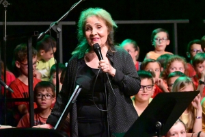 100 écoliers chantent la nature avec Michèle Bernard à Beauzac