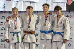 Noham, ceinture marron, avec la médaille d&#039;or. Crédit France Judo/T.Albisetti