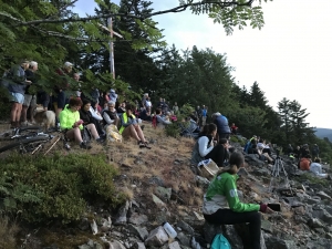Saint-Julien-Molhesabate : une centaine de participants au lever de soleil au sommet