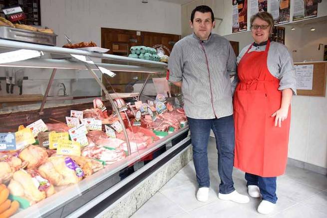 Pascal Domingues, le boucher charcutier, et Annlyse Vivat, vendeuse au magasin du Mazet-Saint-Voy.|||