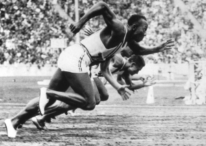 Jesse Owens aux Jeux Olympiques de Berlin en 1936 Crédit Bridgeman Images||