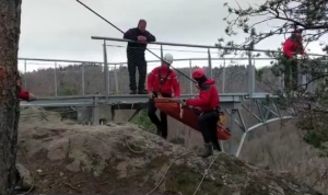 La passerelle du Lignon testée par les pompiers spécialistes en milieu périlleux (vidéo)