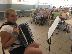 Monistrol-sur-Loire : une jeune accordéoniste enchante les résidents de l&#039;Ehpad
