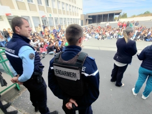 Attaque d&#039;Arras : un recueillement solennel dans les collèges et les lycées de Haute-Loire