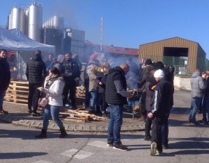A Beauzac, le piquet de grève s&#039;est installé devant la fromagerie