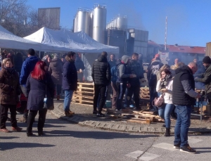 A Beauzac, le piquet de grève s&#039;est installé devant la fromagerie