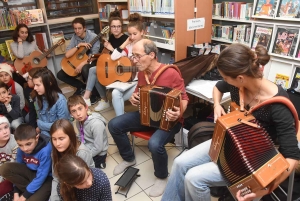 Chambon-sur-Lignon : des chants sur la paix en live à la bibliothèque