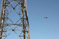 Exercice de haute voltige d&#039;un hélicoptère sur la ligne très haute tension (vidéo)