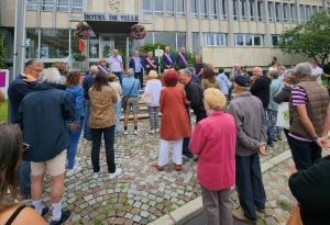 Sainte-Sigolène : un rassemblement devant la mairie en soutien aux élus agressés