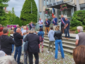 Sainte-Sigolène : un rassemblement devant la mairie en soutien aux élus agressés
