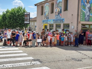 Retournac : les vivats des écoliers de Théodore-Monod au passage du Critérium du Dauphiné