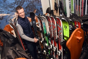 Damien Bachelard dispose de 70 paires de skis en location au Pertuis.|Mathieu réalise un fartage de ski|Damien Bachelard avec la snowshoe Evvo dotée d&#039;une semelle Michelin|Quelques accessoires indispensables||