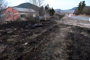 Saint-Hostien : un feu de végétation en bordure de RN88 détruit une voiture
