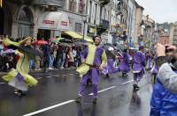 Défilé du Roi de l&#039;Oiseau au Puy-en-Velay : du panache sous les gouttes