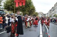 Défilé du Roi de l&#039;Oiseau au Puy-en-Velay : du panache sous les gouttes