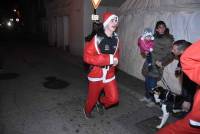 Saint-Ferréol-d&#039;Auroure : un marché de Noël conclu par une course du Père Noël