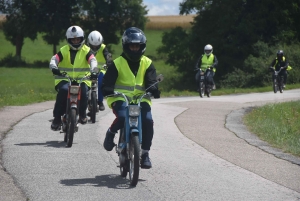 Des adolescents ligériens en mobylettes de Monistrol à Beauzac (vidéo)