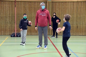 Saint-Didier-en-Velay : des séances pour apprendre le basket à l&#039;école Jeanne-d&#039;Arc