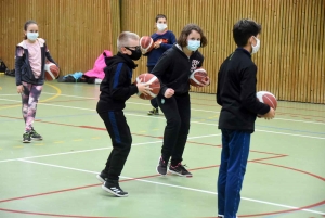 Saint-Didier-en-Velay : des séances pour apprendre le basket à l&#039;école Jeanne-d&#039;Arc