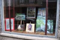 Tence : la vitrine d&#039;un commerce fermé se transforme en galerie d&#039;art