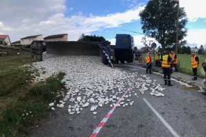 Saint-Didier-en-Velay : un camion rempli de gravier se déverse dans une rue