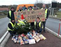 Gilets jaunes : à Saint-Just-Malmont, les manifestants remettent des produits à la Banque alimentaire