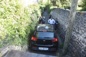 Le Puy-en-Velay : une voiture se coince dans une ruelle de la vieille-ville