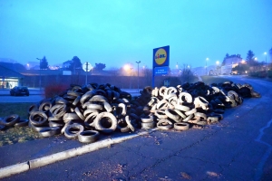 Les entrées de supermarchés fermées par des montagnes de pneus en Haute-Loire