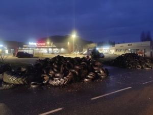 Les entrées de supermarchés fermées par des montagnes de pneus en Haute-Loire
