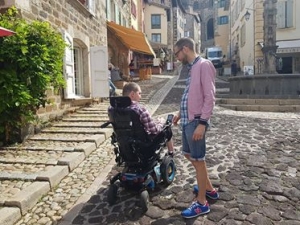 Voyage accessible en fauteuil roulant, deux blogueurs s’intéressent à la Haute-Loire