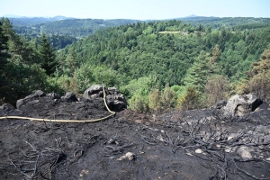 Le Chambon-sur-Lignon : au lendemain de l&#039;incendie, 30 pompiers restent à l&#039;oeuvre