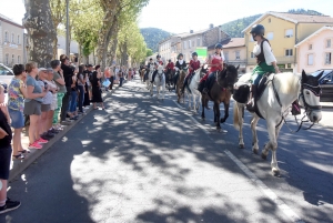 Bas-en-Basset : 90 chevaux traversent le bourg devant le public
