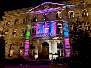 Le Puy-en-Velay : l&#039;hôtel de ville illuminé pour la Journée internationale des maladies rares