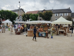 Le Chambon-sur-Lignon : 25 artisans et artisans d&#039;art vendent sur la place de la Fontaine