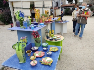 Le Chambon-sur-Lignon : 25 artisans et artisans d&#039;art vendent sur la place de la Fontaine