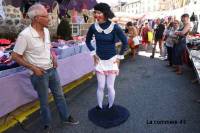 Madame la Clown Tessote revient cette année encore sur le marché d&#039;Yssingeaux avec ses facéties. Photo Lucien Soyere||
