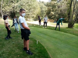 Tence : une intégration au putting golf pour les collégiens de 6e à Saint-Martin