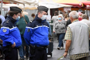 Les gendarmes vérifient le port des masques sur les marchés