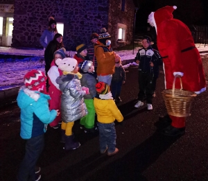 Saint-Julien-du-Pinet : les enfants décorent le sapin de Noël du village